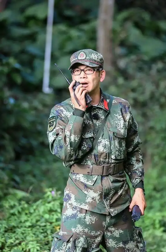还在为多功能工具发愁？齿轮奇兵工具箱APP一网打尽指南针、直尺、手电筒等实用功能！