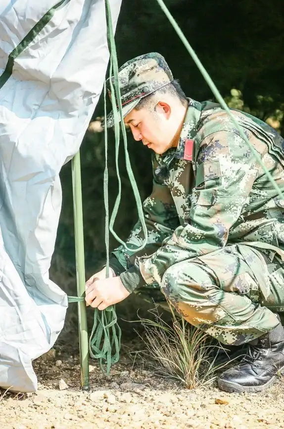 还在为多功能工具发愁？齿轮奇兵工具箱APP一网打尽指南针、直尺、手电筒等实用功能！
