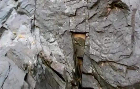符号🔍隐藏图标：探索你身边那些被忽视的神秘标记
