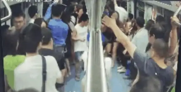 安全警示🚨应急对比 地铁逃生地雷与投掷物深度分析